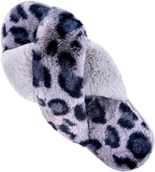 Vegan slippers in leopard design